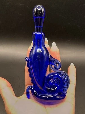 Botella de perfume vintage RARA azul cobalto diseño único 5"" x 2,5" firmada E P 88 Foto 1 de 4