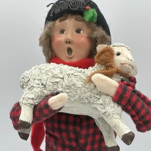 Modellino Byers Choice Caroler Pastorello Ragazzo con Agnello 2000 Rosso Nero Plaid Flanella - Foto 1 di 8