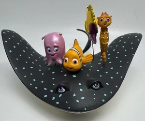 2009 Hallmark Keepsake Finding Nemo Learning con Mr. Ray Disney ornamento senza scatola - Foto 1 di 14