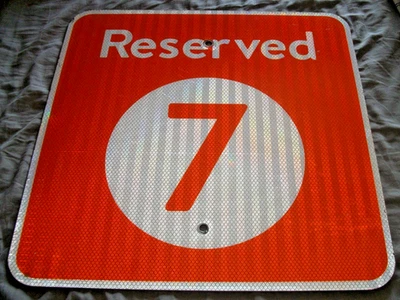 ESCASO USADO WALMART NARANJA REFLECTANTE ALUMINIO RESERVADO 7 PLAZAS DE APARCAMIENTO LETRERO Foto 1 de 3