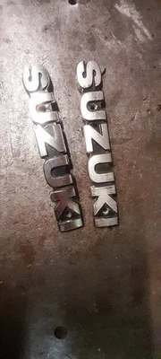 Insignias tanque tempter suzuki gr650 Foto 1 de 4