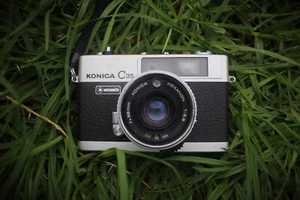 Ancien appareil photo vintage classique Konica C35 - appareil photo analogique - Photo 1/8