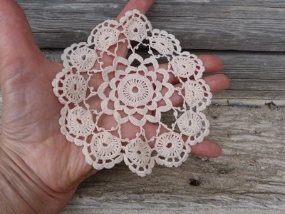 Mini napperon en coton beige fait main / Handmade mini doily - Photo 1/2