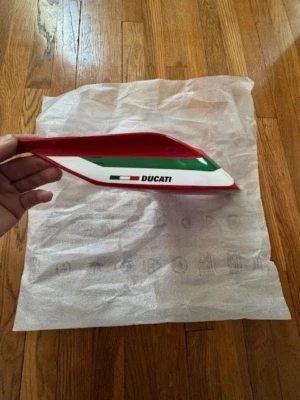 Carenado trasero derecho Ducati V2 V4 18-23 bandera italiana roja 48216881A Foto 1 de 4
