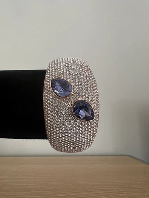 Brazalete AKKAD Pavé Blanco y Púrpura Estrás Oro Rosa Dbl Bloqueo 7" Firmado Foto 1 de 4