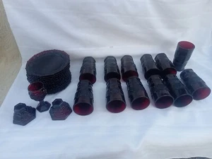 vintage avon 1876 mantello merluzzo rosso rubino 31 pezzi 12 bicchieri 13 piatti ect. - Foto 1 di 9