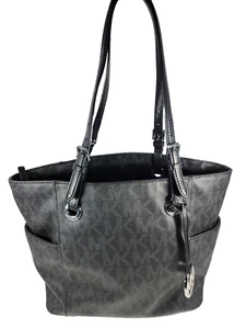 Michael Kors Logo Jet Set con 2 Secciones y Bolsillo Medio con Cremallera en Negro - Imagen 1 de 21