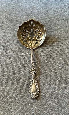 Cuchara de nuez de caramelo de servidor Bon Bon perforada de plata esterlina Blackinton c. 1900 Foto 1 de 4