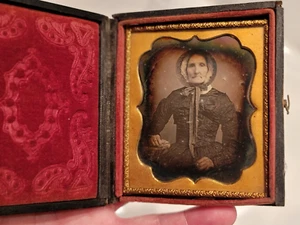 wonderful sixth plate daguerreotype of older woman in a ratty case - Picture 1 of 2