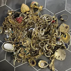 Vintage Women’s Costume Gold Tone Jewelry lot 2lbs 12oz - Picture 1 of 6