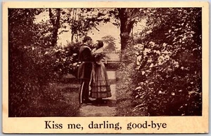 1910er Kiss Me Darling Good-bye süßes Paar Datierung Wald Teil Postkarte - Bild 1 von 2