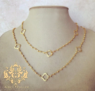 Collar Aimee Fuller Capa Cuadrifolio Latón Cadena Acabado Dorado Pepitas y Trébol Foto 1 de 4