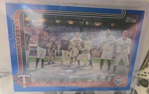 2025 Topps Serie 2 Minnesota Twins Team Lámina Azul/150 - Imagen 1 de 2