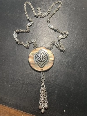 Collar colgante Brighton Geneva concha marrón desplazada placa de plata Foto 1 de 4