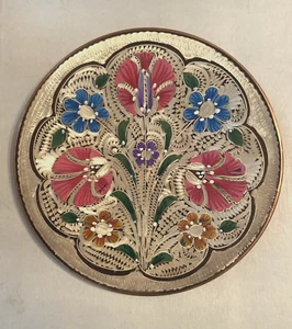 Vintage COBRE pintado a mano floral grabado? Placa de pared colgante 7-3/4 pulgadas - Imagen 1 de 13