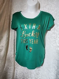 FREE KISSES Maternity Green XL Short Sleeve TShirt EXTRA LUCKY THIS YEAR 5576 - Picture 1 of 7