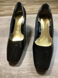J. Renee’ Black Patient Kitten Heels With Gold Accents Size 9M - Picture 1 of 6