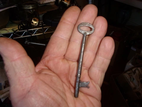 ANTIQUE IRON TAYLOR  NO. 563 SKELETON KEY.  3 3/4 " Cover