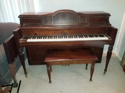 Piano Story & Clark vintage de latón fundido con ruedas y bisagras Foto 1 de 4