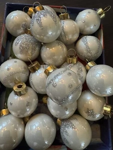 Adornos de bombilla de vidrio brillante estampado blanco y plateado perla de 1 1/4 pulgadas de Navidad - Imagen 1 de 9