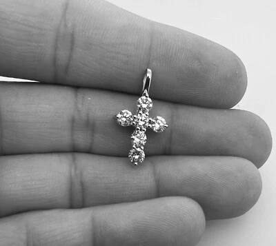 Colgante pequeño cruz religiosa diamante cultivado en laboratorio redondo de 0,90 quilates de oro blanco de 14 quilates Foto 1 de 4