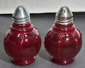 2 Vintage Radiance Ruby Red Salt Pepper Shakers New Martinsville Glass USA - Picture 1 of 6