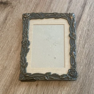 Marco de fotos de bronce vintage 5x7 The Weston Gallery borde floral rosa de pie - Imagen 1 de 9