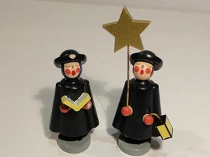 2 Vintage Seiffner Nussnackerhaus German Wood Caroler Figures - Picture 1 of 5
