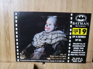 BATMAN RETURNS🏆1992 #19 THE FAT CLOWN Sticker🏆FREE POST - Foto 1 di 2
