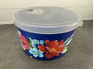 PT Nuevo contenedor de plástico redondo de 45 oz Pioneer Woman con ventilación de liberación de vapor - Imagen 1 de 2