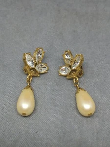 Vtg 1928 Gold Tone Faux Pearl Rhinestone Dangle Drop Clip On Earrings 1.9" - Picture 1 of 6
