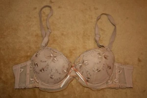 Sujetador beige talla única volantes, tazas de malla floral y lazo beige y melocotón en el medio - Imagen 1 de 3