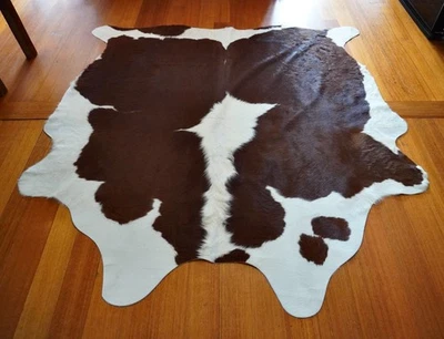 A Beautiful Traditional Hereford  Cowhide Rug - Image 1 of 4