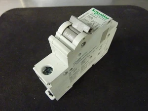 Disyuntor Schneider Electric OSMC65H1D20 D20 20A 240V 1P (30829) - Imagen 1 de 7