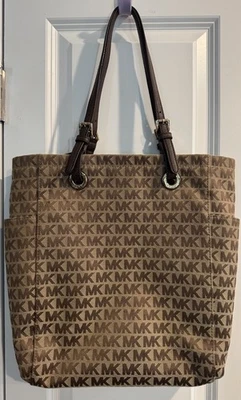 Bolso de Mano Michael Kors Jet Set North South Marrón Camel Signature 14" Usado en Excelente Condición Foto 1 de 4