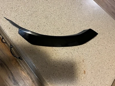 ЧЕРНАЯ ОРИГИНАЛЬНАЯ ОТДЕЛКА КРЫШКИ АРКИ ЗАДНЕГО ПРАВОГО ПАССАЖИРСКОГО КОЛЕСА LAMBORGHINI URUS 4ML854820B - Изображение 1 из 4