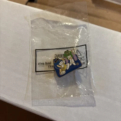 M&M Azul Tocando El Saxofón y Miss Verde Cantando Usando Una Boa Púrpura Foto 1 de 2