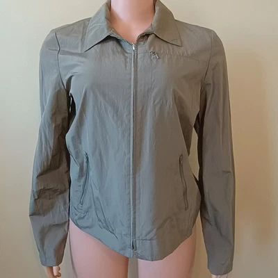 Chaqueta halógena ligera verde oliva con cremallera mediana Foto 1 de 4