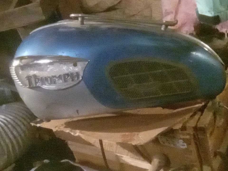 Tanque de gasolina para motocicleta Triumph Bonneville años 60 con porta Foto 1 de 4