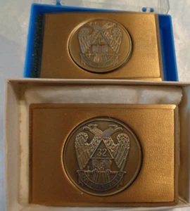 SET BESTEHEND AUS 2 Vintage 32. Grad schottischer Ritus GÜRTELSCHNALLEN BRONZE?? NEW OLD STOCK - Bild 1 von 10