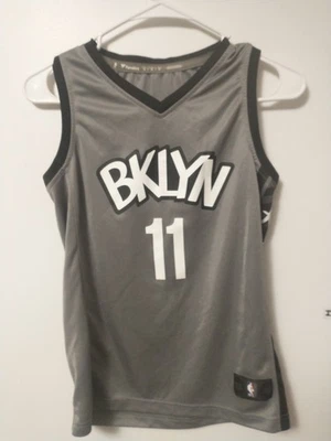 Camiseta deportiva juvenil gris mediana NBA Fanatics #11 Brooklyn Nets Kyrie Irving usada Foto 1 de 4