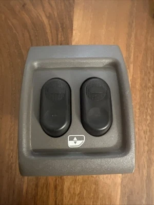 Interruptor de control de ventana lateral derecha OUG381L8AA 2001-2005 Chrysler PT Cruiser Foto 1 de 4