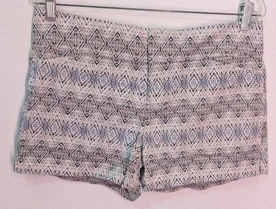 Calvin Klein Shorts uncuffed Mid Rise Women's Size 8 (34x3.5) Pattern (103) - Image 1 of 3
