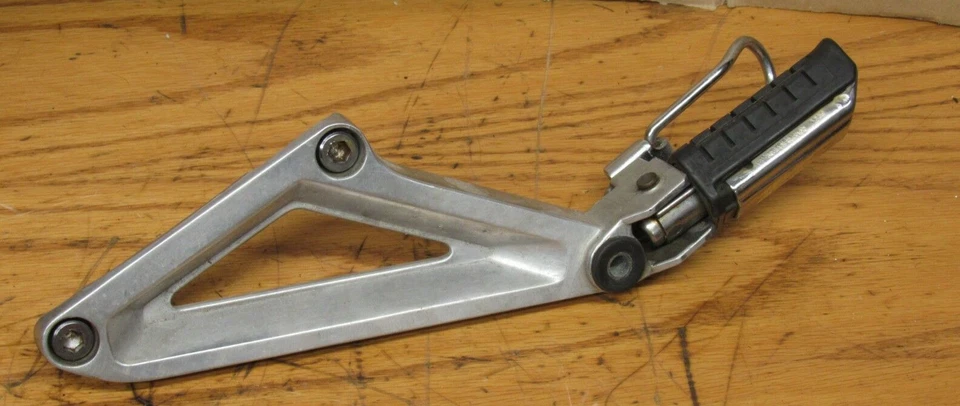 Honda Sabre 1985 VF 700 S V45 VF700S lado izquierdo pasajero trasero estriba y soporte Foto 1 de 4