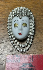 Broche vintage, porcelana, cara, gorra pedrería firmado Rebecca '90 - Imagen 1 de 2