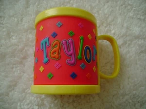 Taza de Plástico Personalizada TAYLOR 3D ROJO AMARILLO Nueva  - Imagen 1 de 3