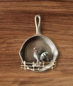 Vintage Folk Art small Cast Iron Wagner Pan Wall Decor rooster chicken decor - Picture 1 of 6