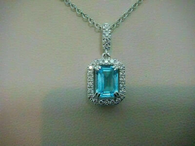 Colgante con halo de aguamarina creado en laboratorio corte esmeralda de 2,30 quilates enchapado en oro blanco de 14 k Foto 1 de 4