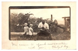 RPPC 1912 Hombre sosteniendo una cámara con 2 niños sentados en un tronco, Fultonville, NY - Imagen 1 de 2