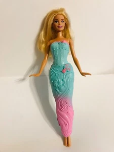 1999 BLONDE BARBIE MIT IHRER MEERJUNGFRAU SCHNAPPKLEIDUNG - Bild 1 von 7
